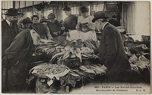 Marchandes de poissons aux Halles centrales de Paris