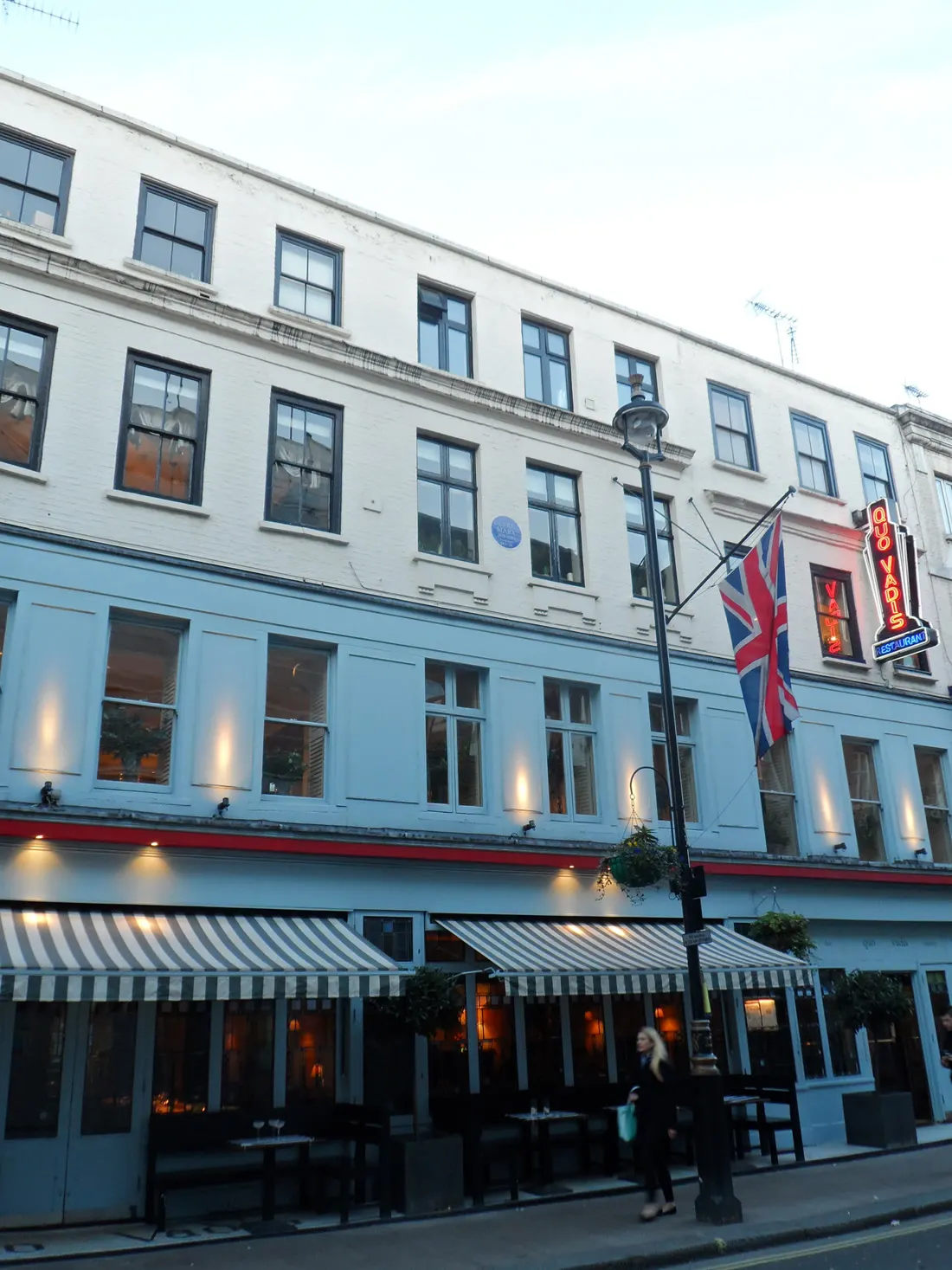 Le 28 Dean Street, à Soho, où la famille Marx vécut de 1851 à 1856 ; une plaque le rappelle.