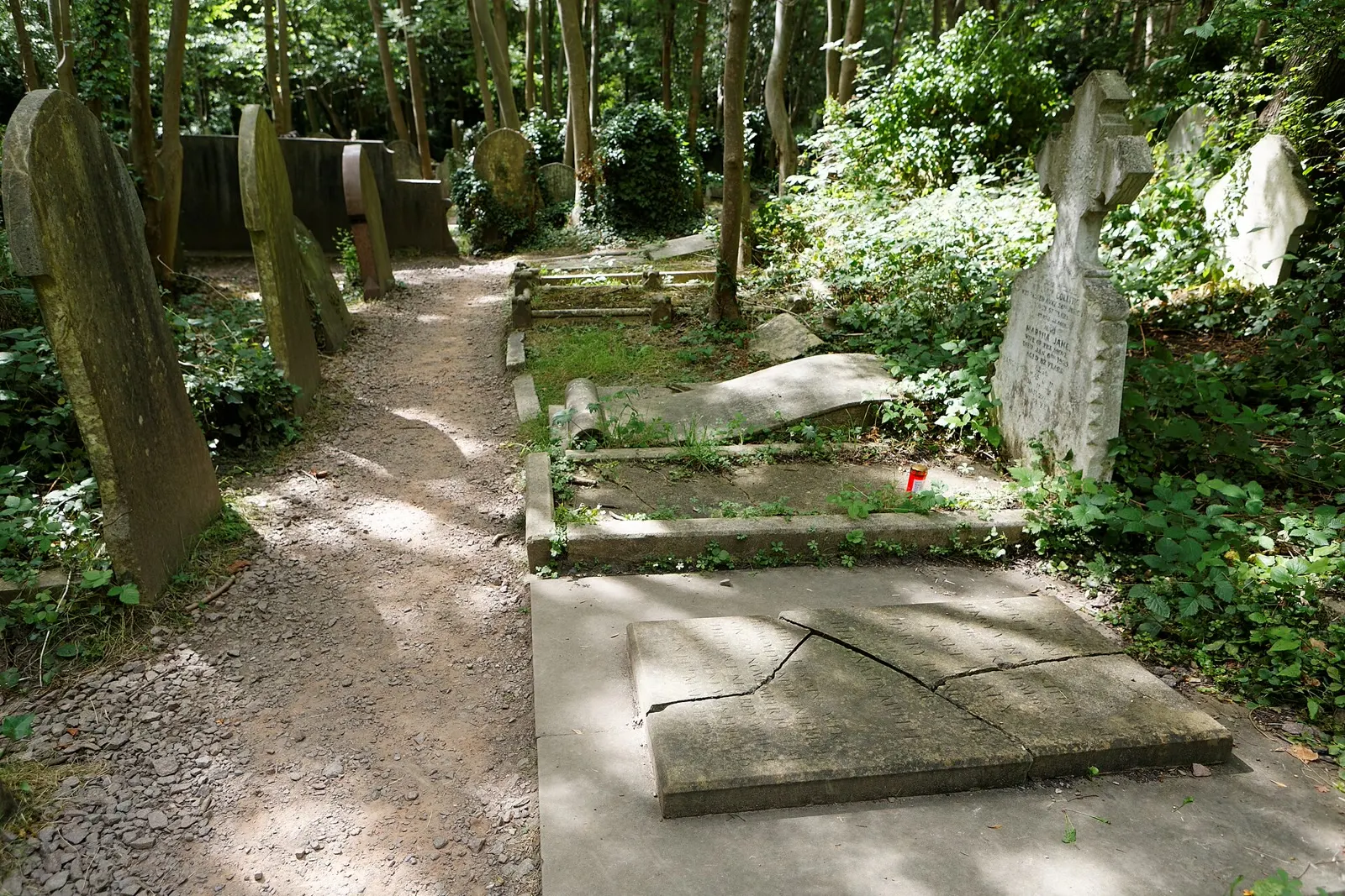 La première tombe de Karl Marx, au cimetière de Highgate, sous les arbres.