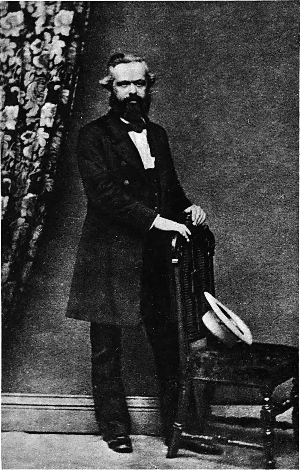 Karl Marx en mai 1861, debout, la main sur une chaise, photographie de Richard Beard.