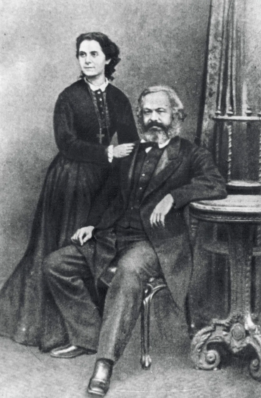 Karl Marx assis, sa fille Jenny debout derrière lui, 1869.