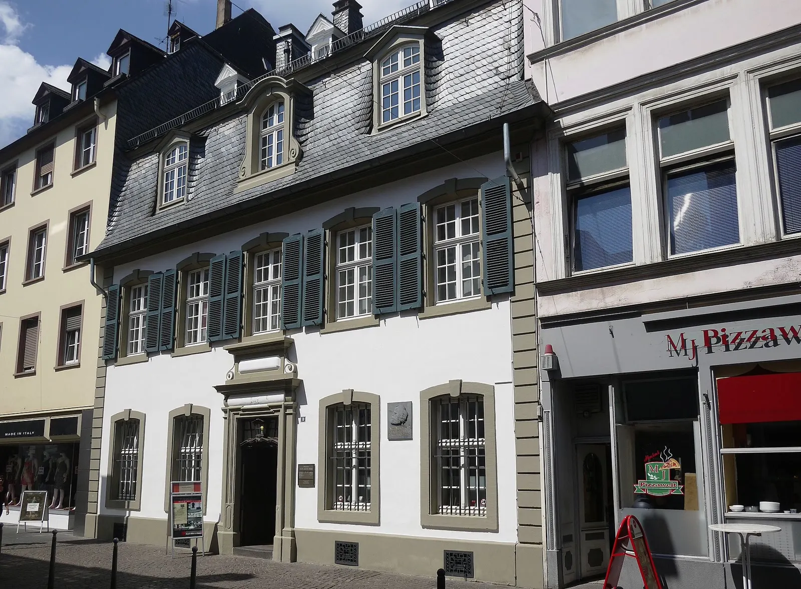 La maison natale de Karl Marx à Trèves, Brückenstraße : une façade baroque à trois étages, volets clairs.