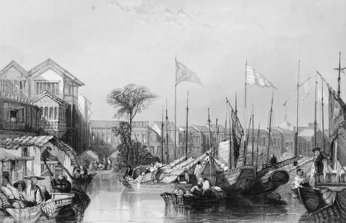 Gravure : sur une rivière couverte de jonques et de barques chargées de marchandises, les façades des comptoirs européens de Canton, leurs drapeaux au vent.