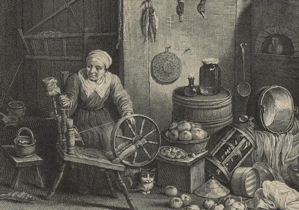 Gravure : dans une cuisine encombrée de tonneaux et de paniers, une vieille femme file au rouet, une main sur la roue, l'autre tirant le fil de la quenouille.