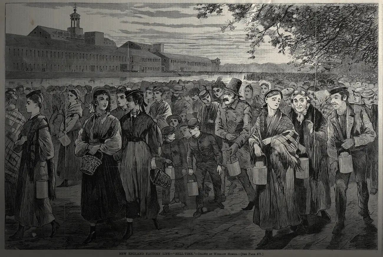Gravure : une foule d'ouvrières, d'ouvriers et d'enfants, gamelles à la main, sort d'une grande fabrique surmontée d'un clocheton, sous la lumière basse du soir.