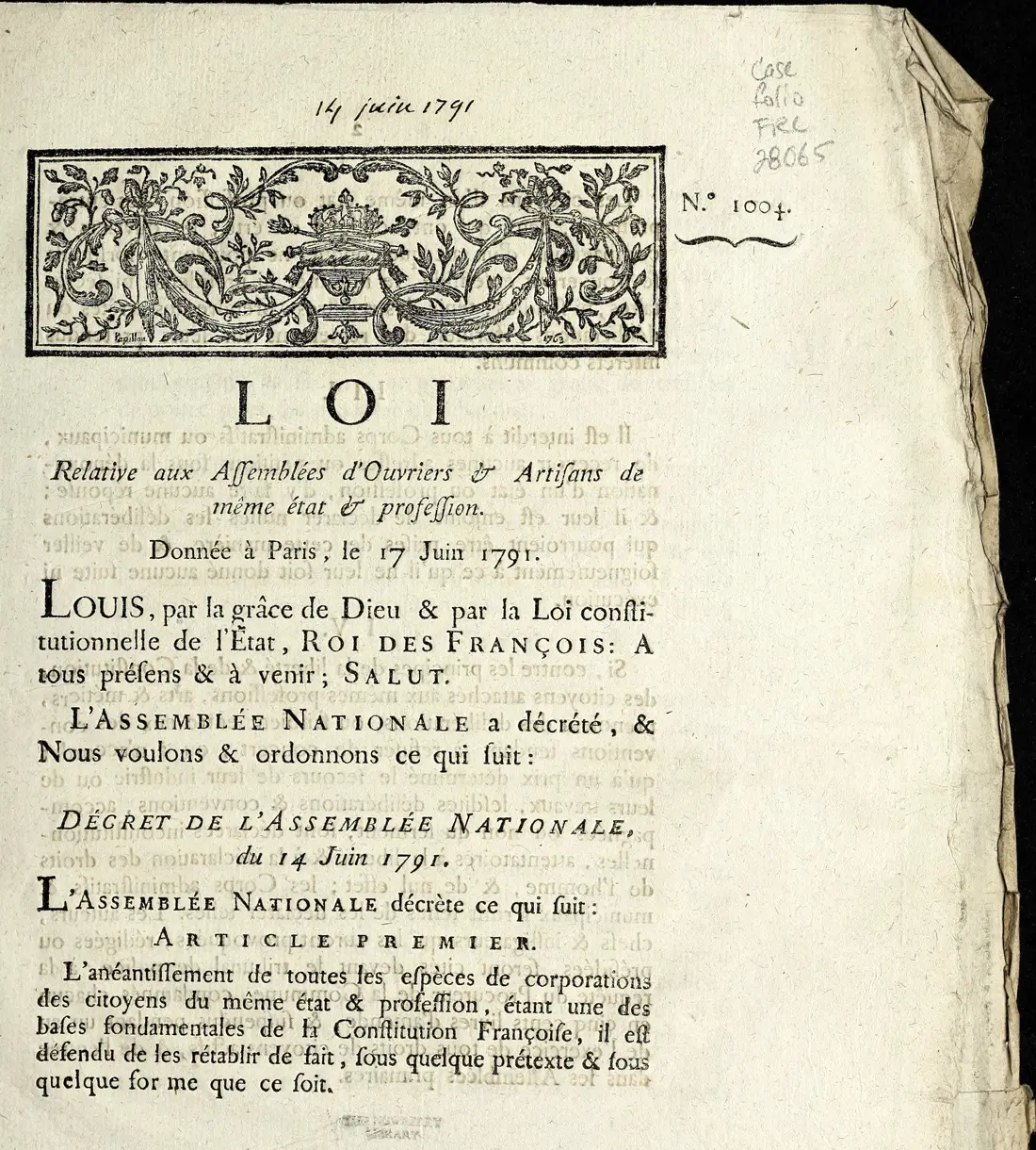 Première page imprimée d'une loi française : sous un bandeau orné d'une couronne, « Loi relative aux assemblées d'ouvriers et artisans de même état et profession, donnée à Paris le 17 juin 1791 », puis le décret de l'Assemblée nationale du 14 juin 1791 et son article premier.