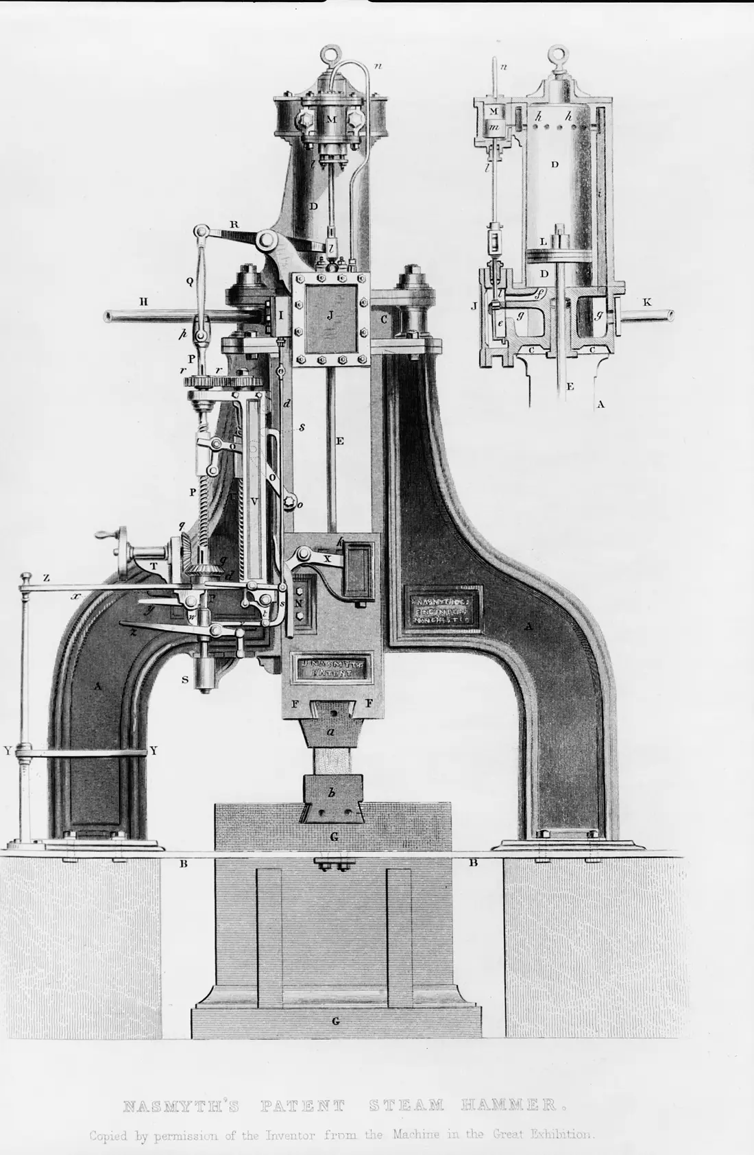 Gravure technique du marteau-pilon à vapeur de Nasmyth : un bâti de fonte en arc, le cylindre à vapeur en haut, la tête du marteau suspendue au-dessus de l'enclume, et à droite une coupe du cylindre.