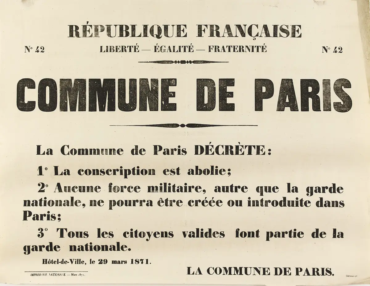Affiche imprimée de la Commune de Paris : « La Commune de Paris décrète : 1° La conscription est abolie ; 2° Aucune force militaire, autre que la garde nationale, ne pourra être créée ou introduite dans Paris ; 3° Tous les citoyens valides font partie de la garde nationale. Hôtel-de-Ville, le 29 mars 1871. »