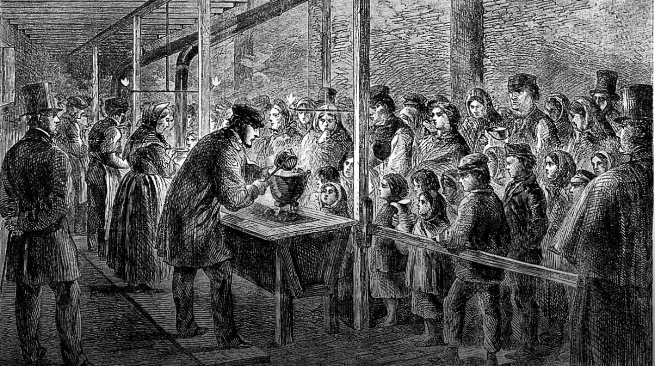 Gravure de 1862 : dans une salle de Manchester, un homme verse la soupe d'une marmite à des femmes et des enfants massés derrière une barrière, sous le regard de messieurs en haut-de-forme.