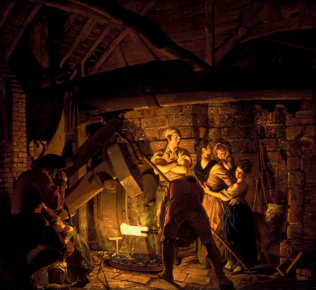 L'intérieur d'une forge sous une charpente : un forgeron penché tient une barre de fer chauffée à blanc sous un gros marteau mû par une roue à aubes, un autre ouvrier le regarde, bras croisés ; une femme et des enfants se tiennent à droite.