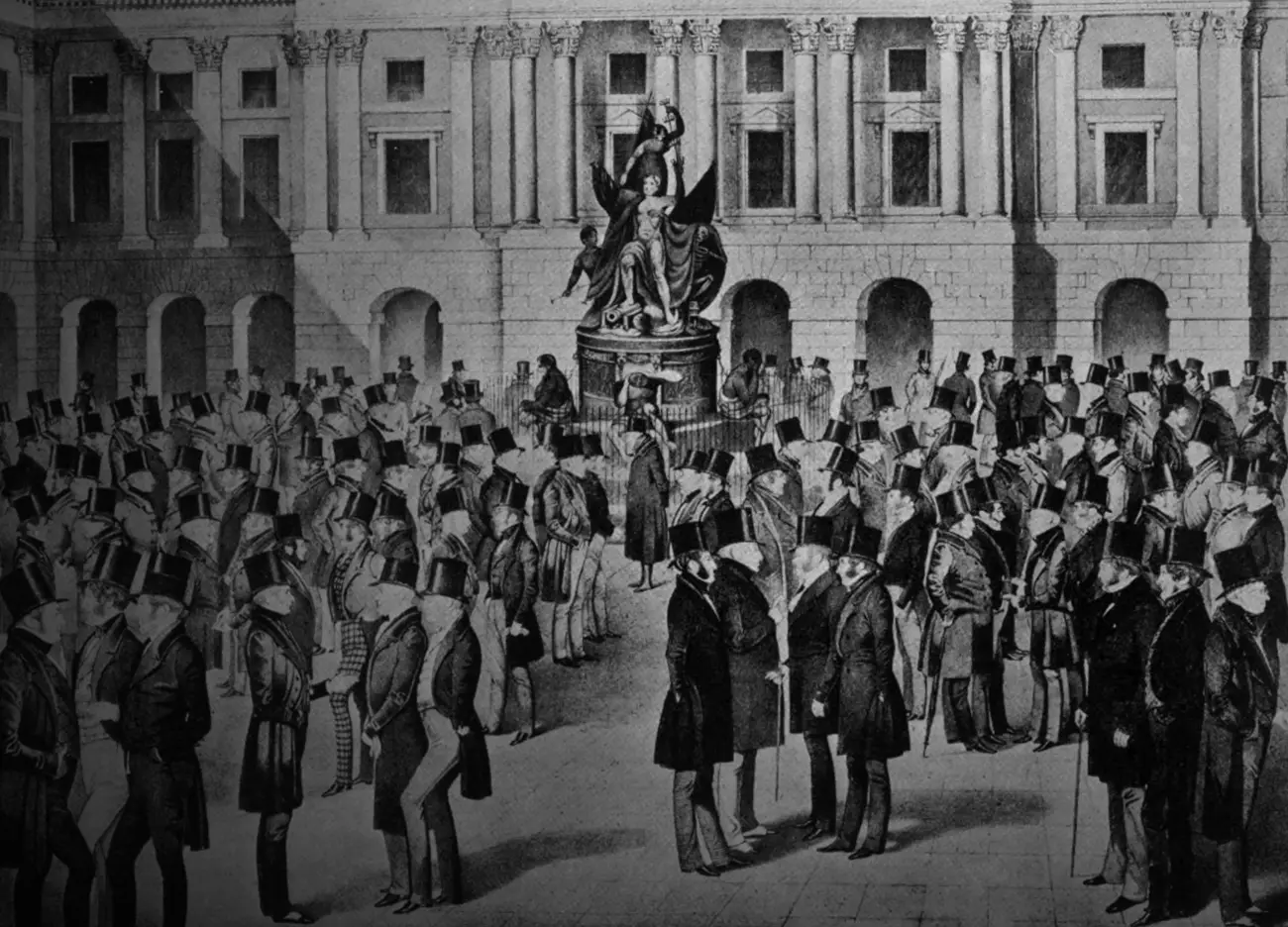 La place de la Bourse de Liverpool en 1847 : une foule de négociants en redingote et haut-de-forme, debout par petits groupes devant une façade à colonnes, autour d'un monument central. Aucune marchandise n'est visible.